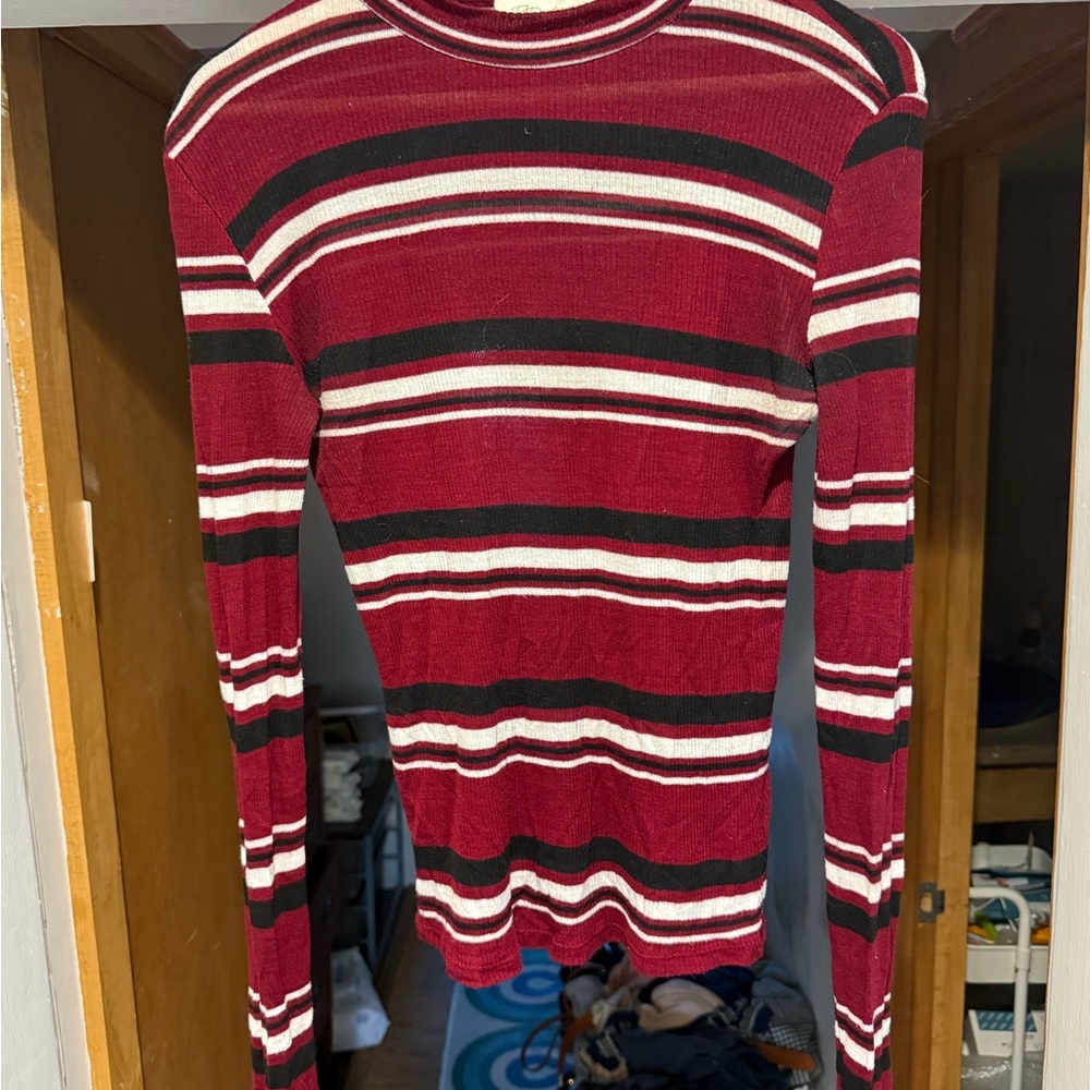 Really cute fitted long sleeve top by Montreal brand RD Style